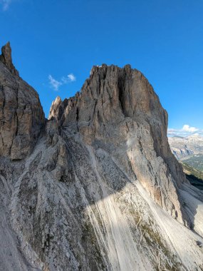 Dağ çayırları, göller, kayalık ve keskin dağ tepeleri, Dolomite Alpleri, Canazei, Piz Boe, Sasso Lungo, Passo Sella, Sella Grupe, Marmolada, Trentino Alto Adige bölgesi, Sudtirol, İtalya, hava panorama