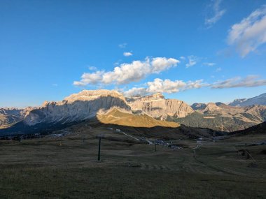 Dağ çayırları, göller, kayalık ve keskin dağ tepeleri, Dolomite Alpleri, Canazei, Piz Boe, Sasso Lungo, Passo Sella, Sella Grupe, Marmolada, Trentino Alto Adige bölgesi, Sudtirol, İtalya, hava panorama