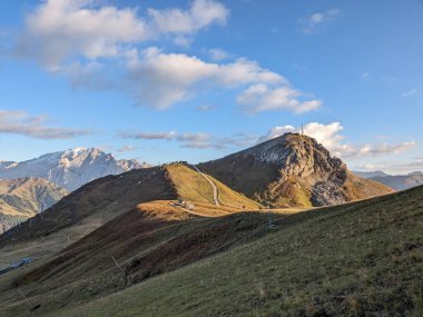 Dağ çayırları, göller, kayalık ve keskin dağ tepeleri, Dolomite Alpleri, Canazei, Piz Boe, Sasso Lungo, Passo Sella, Sella Grupe, Marmolada, Trentino Alto Adige bölgesi, Sudtirol, İtalya, hava panorama