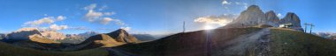 Dağ çayırları, göller, kayalık ve keskin dağ tepeleri, Dolomite Alpleri, Canazei, Piz Boe, Sasso Lungo, Passo Sella, Sella Grupe, Marmolada, Trentino Alto Adige bölgesi, Sudtirol, İtalya, hava panorama