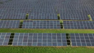 Modern dağıtım lojistik merkezi endüstriyel lojistik bölgenin hava aracı görüntüsü, son teknoloji ve robotlarla dolu yeni süper modern lojistik merkezi, yeşil enerji için çatı güneş enerjisi santrali