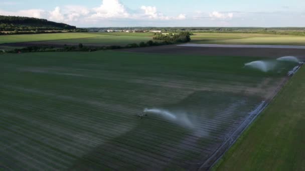 Torka Europa Bevattningssystem För Vattenspridare Åkermark Med Bevattningssystem Utsikt Över — Stockvideo