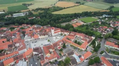 Eski kasaba meydanı, Kale ve kilise ile Horazdovice tarihi şehir merkezi. Çek Cumhuriyeti Avrupa, hava manzarası