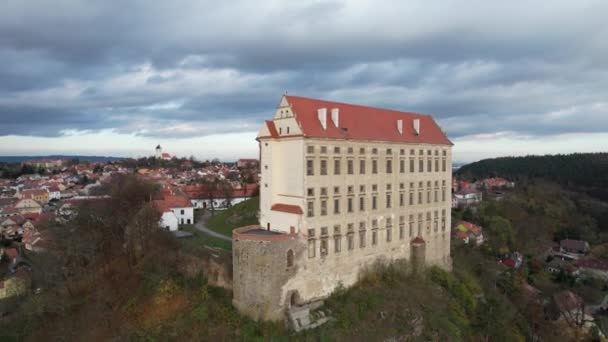 由列支敦士登的查尔斯 奥卢莫茨 Charles Eusebius 在普卢莫夫湖面上 鸟瞰了风景如画的捷克小镇普卢莫夫和城堡 捷克共和国旅游景点 — 图库视频影像