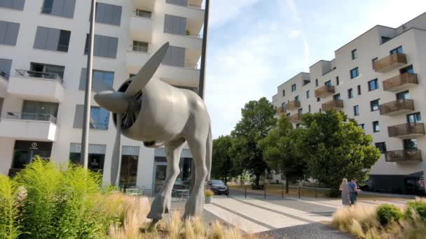 Praag Tsjechië Juli 2023 Kantoren Park Met Paardenstandbeelden Met Draaiende — Stockvideo