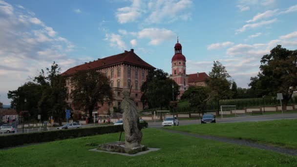 Roudnice Nad Labem Cseh Köztársaság Történelmi Központja Szökőkúttal Várral Panoráma — Stock videók