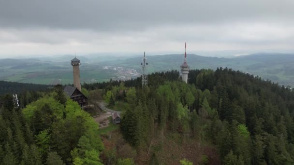 Svatobor山顶的空中景观 有一座具有历史意义的了望塔 一座旅游小屋 一座电信塔和一座电视转播塔 — 图库视频影像