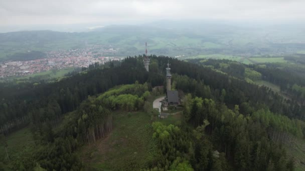 Svatobor山顶的空中景观 有一座具有历史意义的了望塔 一座旅游小屋 一座电信塔和一座电视转播塔 — 图库视频影像