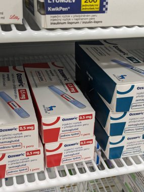 Prag, Çek Cumhuriyeti - 22 Haziran 2023: Ozempic Box. Ozempik ilacın Çek versiyonu. Çek Cumhuriyeti 'nde diyabet tedavisi. Bir paket semaglutid. Diyabet ilacı. Bazen kilo vermek için kullanılıyor.