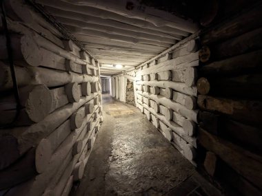 Wieliczka, Polonya 6 Mayıs 2025: Polonya 'nın tarihi Wieliczka kenti yakınlarındaki UNESCO tarafından listelenmiş bir yeraltı merkezi olan Wieliczka tuz madenine turistik gezi.