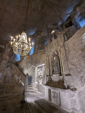 Wieliczka, Polonya 6 Mayıs 2025: Polonya 'nın tarihi Wieliczka kenti yakınlarındaki UNESCO tarafından listelenmiş bir yeraltı merkezi olan Wieliczka tuz madenine turistik gezi.
