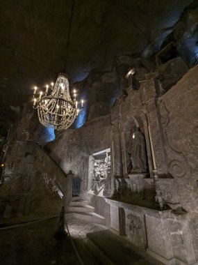 Wieliczka, Polonya 6 Mayıs 2025: Polonya 'nın tarihi Wieliczka kenti yakınlarındaki UNESCO tarafından listelenmiş bir yeraltı merkezi olan Wieliczka tuz madenine turistik gezi.