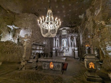 Wieliczka, Polonya 6 Mayıs 2025: Polonya 'nın tarihi Wieliczka kenti yakınlarındaki UNESCO tarafından listelenmiş bir yeraltı merkezi olan Wieliczka tuz madenine turistik gezi.