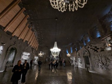 Wieliczka, Polonya 6 Mayıs 2025: Polonya 'nın tarihi Wieliczka kenti yakınlarındaki UNESCO tarafından listelenmiş bir yeraltı merkezi olan Wieliczka tuz madenine turistik gezi.