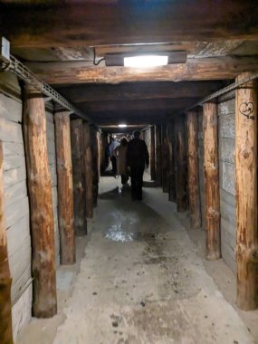 Wieliczka, Polonya 6 Mayıs 2025: Polonya 'nın tarihi Wieliczka kenti yakınlarındaki UNESCO tarafından listelenmiş bir yeraltı merkezi olan Wieliczka tuz madenine turistik gezi.