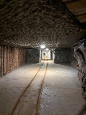 Wieliczka, Polonya 6 Mayıs 2025: Polonya 'nın tarihi Wieliczka kenti yakınlarındaki UNESCO tarafından listelenmiş bir yeraltı merkezi olan Wieliczka tuz madenine turistik gezi.