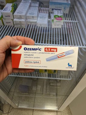 Prag, Çek Cumhuriyeti - 22 Haziran 2023: Ozempic Box. Ozempik ilacın Çek versiyonu. Çek Cumhuriyeti 'nde diyabet tedavisi. Bir paket semaglutid. Diyabet ilacı. Bazen ATD müdahale önleyici aygıtla kilo kaybı için kullanılıyor.