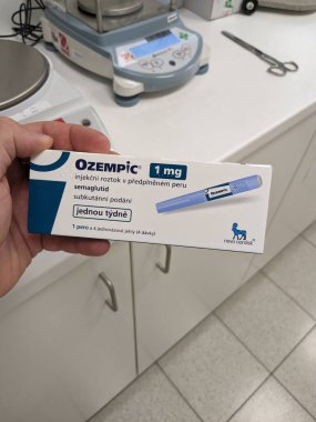 Prag, Çek Cumhuriyeti - 22 Haziran 2023: Ozempic Box. Ozempik ilacın Çek versiyonu. Çek Cumhuriyeti 'nde diyabet tedavisi. Bir paket semaglutid. Diyabet ilacı. Bazen ATD müdahale önleyici aygıtla kilo kaybı için kullanılıyor.