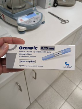 Prag, Çek Cumhuriyeti - 22 Haziran 2023: Ozempic Box. Ozempik ilacın Çek versiyonu. Çek Cumhuriyeti 'nde diyabet tedavisi. Bir paket semaglutid. Diyabet ilacı. Bazen ATD müdahale önleyici aygıtla kilo kaybı için kullanılıyor.