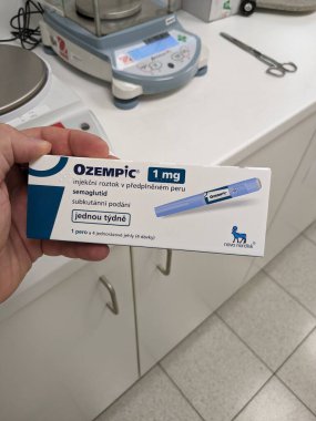 Prag, Çek Cumhuriyeti - 22 Haziran 2023: Ozempic Box. Ozempik ilacın Çek versiyonu. Çek Cumhuriyeti 'nde diyabet tedavisi. Bir paket semaglutid. Diyabet ilacı. Bazen ATD müdahale önleyici aygıtla kilo kaybı için kullanılıyor.