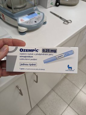 Prag, Çek Cumhuriyeti - 22 Haziran 2023: Ozempic Box. Ozempik ilacın Çek versiyonu. Çek Cumhuriyeti 'nde diyabet tedavisi. Bir paket semaglutid. Diyabet ilacı. Bazen ATD müdahale önleyici aygıtla kilo kaybı için kullanılıyor.