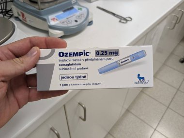 Prag, Çek Cumhuriyeti - 22 Haziran 2023: Ozempic Box. Ozempik ilacın Çek versiyonu. Çek Cumhuriyeti 'nde diyabet tedavisi. Bir paket semaglutid. Diyabet ilacı. Bazen ATD müdahale önleyici aygıtla kilo kaybı için kullanılıyor.