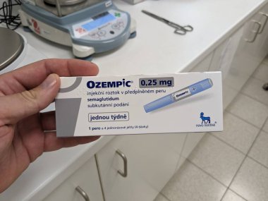 Prag, Çek Cumhuriyeti - 22 Haziran 2023: Ozempic Box. Ozempik ilacın Çek versiyonu. Çek Cumhuriyeti 'nde diyabet tedavisi. Bir paket semaglutid. Diyabet ilacı. Bazen ATD müdahale önleyici aygıtla kilo kaybı için kullanılıyor.