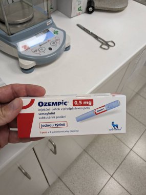 Prag, Çek Cumhuriyeti - 22 Haziran 2023: Ozempic Box. Ozempik ilacın Çek versiyonu. Çek Cumhuriyeti 'nde diyabet tedavisi. Bir paket semaglutid. Diyabet ilacı. Bazen ATD müdahale önleyici aygıtla kilo kaybı için kullanılıyor.