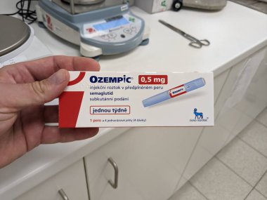 Prag, Çek Cumhuriyeti - 22 Haziran 2023: Ozempic Box. Ozempik ilacın Çek versiyonu. Çek Cumhuriyeti 'nde diyabet tedavisi. Bir paket semaglutid. Diyabet ilacı. Bazen ATD müdahale önleyici aygıtla kilo kaybı için kullanılıyor.