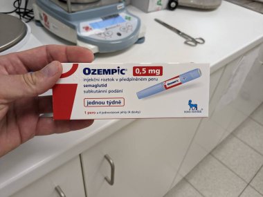 Prag, Çek Cumhuriyeti - 22 Haziran 2023: Ozempic Box. Ozempik ilacın Çek versiyonu. Çek Cumhuriyeti 'nde diyabet tedavisi. Bir paket semaglutid. Diyabet ilacı. Bazen ATD müdahale önleyici aygıtla kilo kaybı için kullanılıyor.