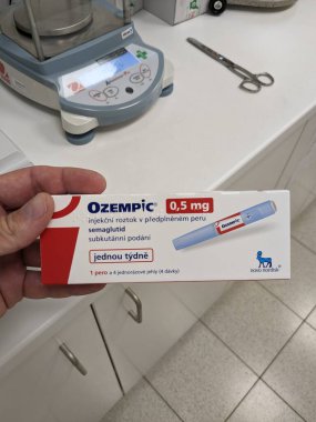 Prag, Çek Cumhuriyeti - 22 Haziran 2023: Ozempic Box. Ozempik ilacın Çek versiyonu. Çek Cumhuriyeti 'nde diyabet tedavisi. Bir paket semaglutid. Diyabet ilacı. Bazen ATD müdahale önleyici aygıtla kilo kaybı için kullanılıyor.
