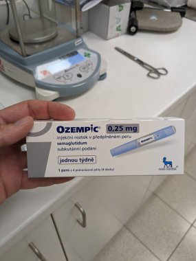 Prag, Çek Cumhuriyeti - 22 Haziran 2023: Ozempic Box. Ozempik ilacın Çek versiyonu. Çek Cumhuriyeti 'nde diyabet tedavisi. Bir paket semaglutid. Diyabet ilacı. Bazen ATD müdahale önleyici aygıtla kilo kaybı için kullanılıyor.