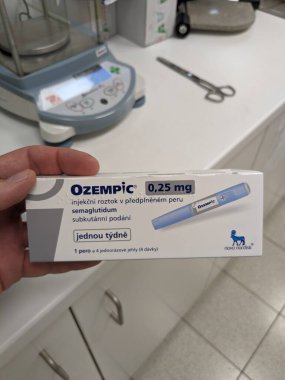 Prag, Çek Cumhuriyeti - 22 Haziran 2023: Ozempic Box. Ozempik ilacın Çek versiyonu. Çek Cumhuriyeti 'nde diyabet tedavisi. Bir paket semaglutid. Diyabet ilacı. Bazen ATD müdahale önleyici aygıtla kilo kaybı için kullanılıyor.