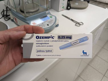 Prag, Çek Cumhuriyeti - 22 Haziran 2023: Ozempic Box. Ozempik ilacın Çek versiyonu. Çek Cumhuriyeti 'nde diyabet tedavisi. Bir paket semaglutid. Diyabet ilacı. Bazen ATD müdahale önleyici aygıtla kilo kaybı için kullanılıyor.