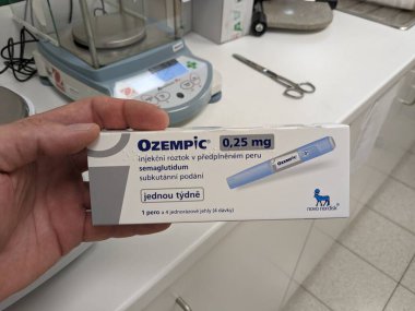 Prag, Çek Cumhuriyeti - 22 Haziran 2023: Ozempic Box. Ozempik ilacın Çek versiyonu. Çek Cumhuriyeti 'nde diyabet tedavisi. Bir paket semaglutid. Diyabet ilacı. Bazen ATD müdahale önleyici aygıtla kilo kaybı için kullanılıyor.