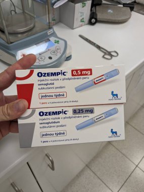 Prag, Çek Cumhuriyeti - 22 Haziran 2023: Ozempic Box. Ozempik ilacın Çek versiyonu. Çek Cumhuriyeti 'nde diyabet tedavisi. Bir paket semaglutid. Diyabet ilacı. Bazen ATD müdahale önleyici aygıtla kilo kaybı için kullanılıyor.