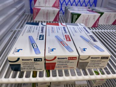 Prag, Çek Cumhuriyeti - 22 Haziran 2023: Ozempic Box. Ozempik ilacın Çek versiyonu. Çek Cumhuriyeti 'nde diyabet tedavisi. Bir paket semaglutid. Diyabet ilacı. Bazen ATD müdahale önleyici aygıtla kilo kaybı için kullanılıyor.