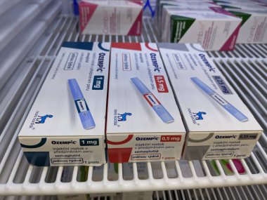 Prag, Çek Cumhuriyeti - 22 Haziran 2023: Ozempic Box. Ozempik ilacın Çek versiyonu. Çek Cumhuriyeti 'nde diyabet tedavisi. Bir paket semaglutid. Diyabet ilacı. Bazen ATD müdahale önleyici aygıtla kilo kaybı için kullanılıyor.