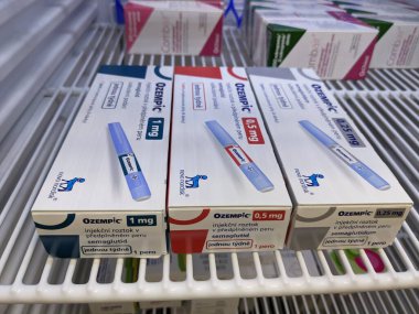 Prag, Çek Cumhuriyeti - 22 Haziran 2023: Ozempic Box. Ozempik ilacın Çek versiyonu. Çek Cumhuriyeti 'nde diyabet tedavisi. Bir paket semaglutid. Diyabet ilacı. Bazen ATD müdahale önleyici aygıtla kilo kaybı için kullanılıyor.