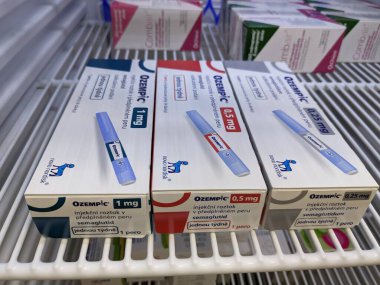 Prag, Çek Cumhuriyeti - 22 Haziran 2023: Ozempic Box. Ozempik ilacın Çek versiyonu. Çek Cumhuriyeti 'nde diyabet tedavisi. Bir paket semaglutid. Diyabet ilacı. Bazen ATD müdahale önleyici aygıtla kilo kaybı için kullanılıyor.