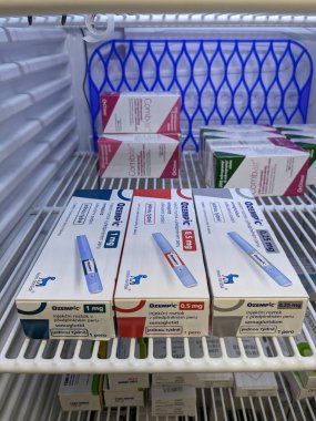 Prag, Çek Cumhuriyeti - 22 Haziran 2023: Ozempic Box. Ozempik ilacın Çek versiyonu. Çek Cumhuriyeti 'nde diyabet tedavisi. Bir paket semaglutid. Diyabet ilacı. Bazen ATD müdahale önleyici aygıtla kilo kaybı için kullanılıyor.