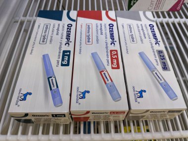 Prag, Çek Cumhuriyeti - 22 Haziran 2023: Ozempic Box. Ozempik ilacın Çek versiyonu. Çek Cumhuriyeti 'nde diyabet tedavisi. Bir paket semaglutid. Diyabet ilacı. Bazen ATD müdahale önleyici aygıtla kilo kaybı için kullanılıyor.