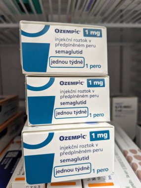 Prag, Çek Cumhuriyeti - 22 Haziran 2023: Ozempic Box. Ozempik ilacın Çek versiyonu. Çek Cumhuriyeti 'nde diyabet tedavisi. Bir paket semaglutid. Diyabet ilacı. Bazen ATD müdahale önleyici aygıtla kilo kaybı için kullanılıyor.