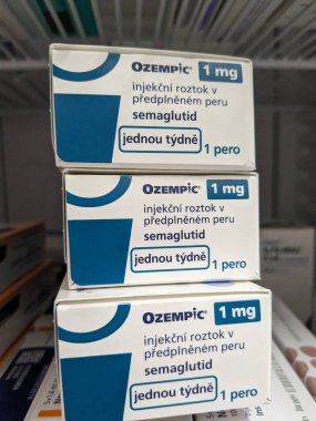 Prag, Çek Cumhuriyeti - 22 Haziran 2023: Ozempic Box. Ozempik ilacın Çek versiyonu. Çek Cumhuriyeti 'nde diyabet tedavisi. Bir paket semaglutid. Diyabet ilacı. Bazen ATD müdahale önleyici aygıtla kilo kaybı için kullanılıyor.