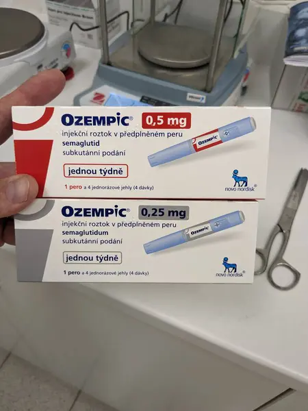 Prag, Çek Cumhuriyeti - 22 Haziran 2023: Ozempic Box. Ozempik ilacın Çek versiyonu. Çek Cumhuriyeti 'nde diyabet tedavisi. Bir paket semaglutid. Diyabet ilacı. Bazen ATD müdahale önleyici aygıtla kilo kaybı için kullanılıyor.