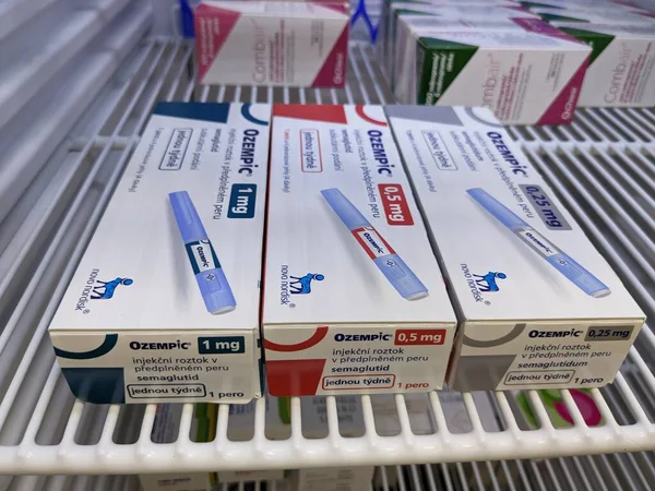 Prag, Çek Cumhuriyeti - 22 Haziran 2023: Ozempic Box. Ozempik ilacın Çek versiyonu. Çek Cumhuriyeti 'nde diyabet tedavisi. Bir paket semaglutid. Diyabet ilacı. Bazen ATD müdahale önleyici aygıtla kilo kaybı için kullanılıyor.