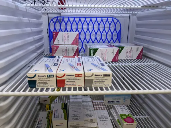 Prag, Çek Cumhuriyeti - 22 Haziran 2023: Ozempic Box. Ozempik ilacın Çek versiyonu. Çek Cumhuriyeti 'nde diyabet tedavisi. Bir paket semaglutid. Diyabet ilacı. Bazen ATD müdahale önleyici aygıtla kilo kaybı için kullanılıyor.