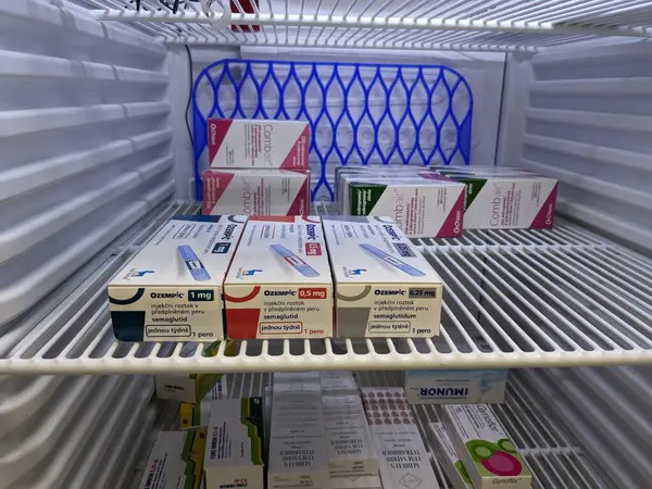Prag, Çek Cumhuriyeti - 22 Haziran 2023: Ozempic Box. Ozempik ilacın Çek versiyonu. Çek Cumhuriyeti 'nde diyabet tedavisi. Bir paket semaglutid. Diyabet ilacı. Bazen ATD müdahale önleyici aygıtla kilo kaybı için kullanılıyor.