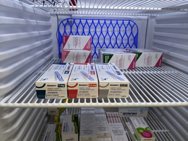 Prag, Çek Cumhuriyeti - 22 Haziran 2023: Ozempic Box. Ozempik ilacın Çek versiyonu. Çek Cumhuriyeti 'nde diyabet tedavisi. Bir paket semaglutid. Diyabet ilacı. Bazen ATD müdahale önleyici aygıtla kilo kaybı için kullanılıyor.