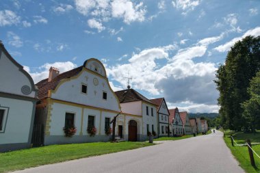 Holasovice, Çek Cumhuriyeti - 21 Temmuz 2022: UNESCO Dünya Mirası Alanı tarafından korunan tipik Holasovice tarihi güney Bohem köyü, halk tarzında iyi korunmuş ortaçağ tuğla çiftlikleri 